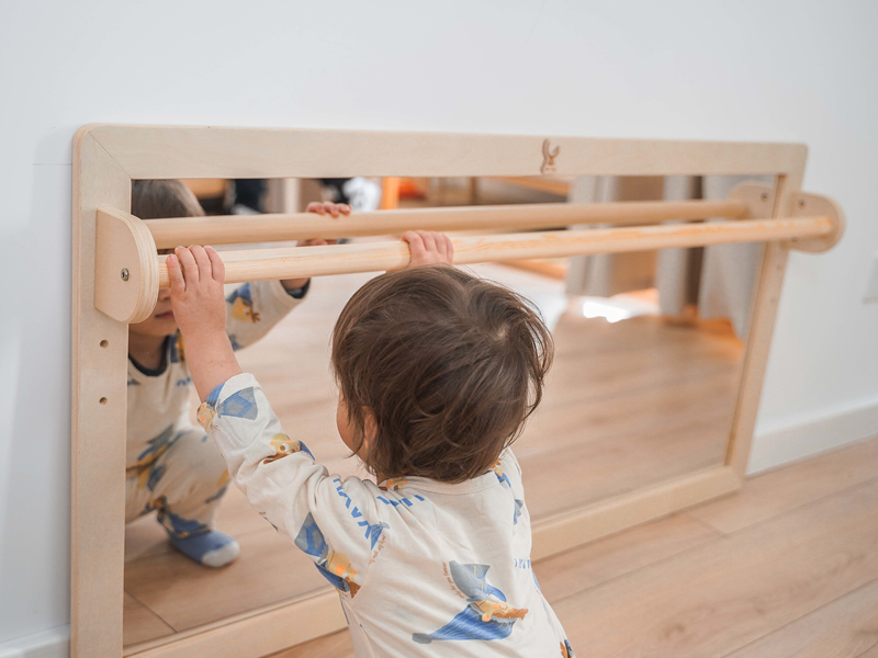 Exploring the Benefits of Montessori-inspired Learning-to-Walk Mirrors