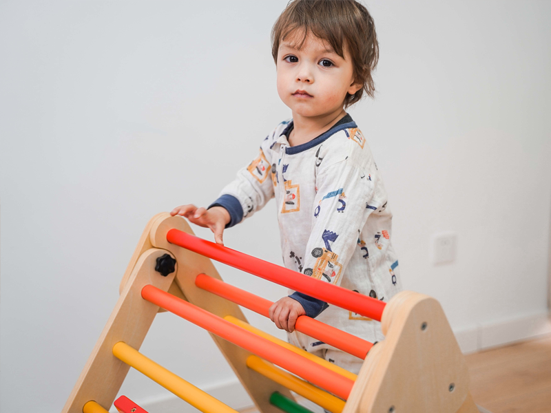 Creating a Safe and Engaging Play Space with Pikler Triangle – Xiha Toy