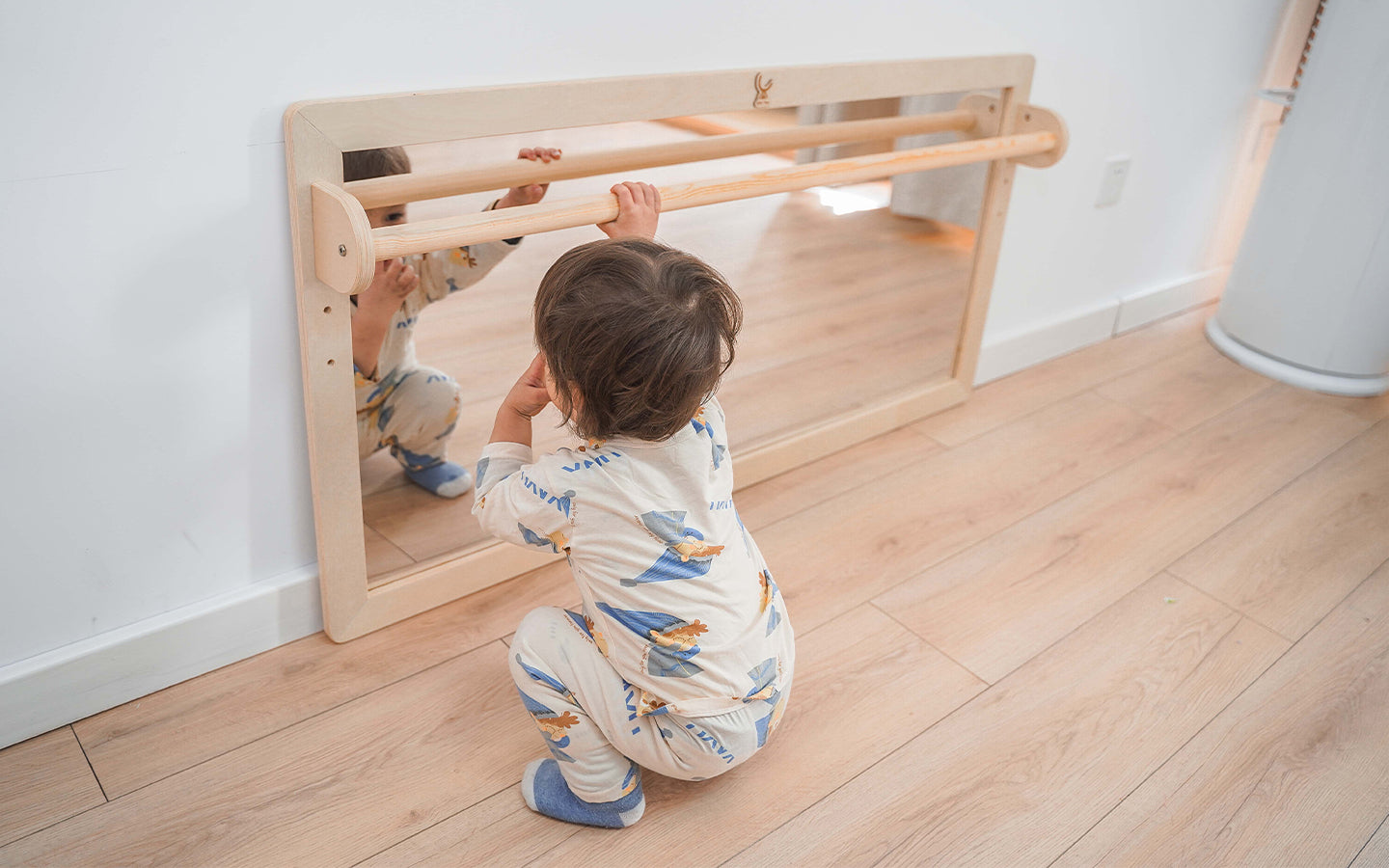 Infant mirror clearance with bar